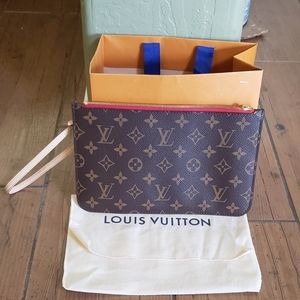 🍀🦋STUNNING 🦋🍀Louis Vuitton Pouch MM/GM